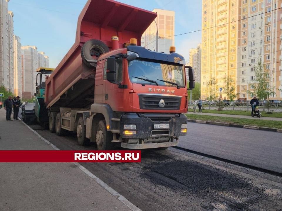 На улице Академика Доллежаля меняют асфальт на проезжей части