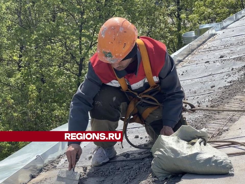 На крыше дома по улице Библиотечной в Химках уложат два слоя рулонного покрытия