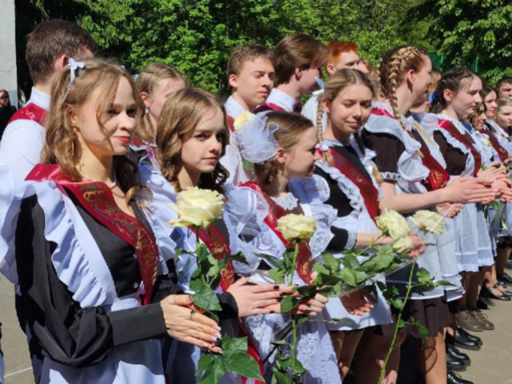 Готовятся к новым испытаниям: для более 800 выпускников Домодедова прозвенел последний звонок