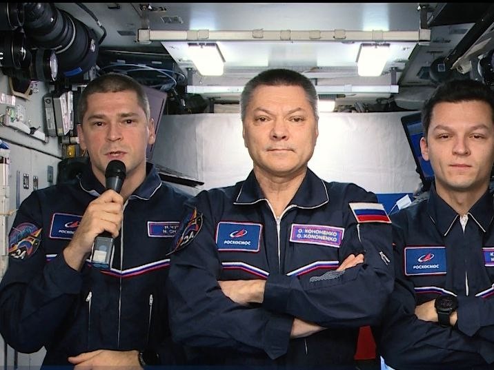 Российские космонавты поздравили с борта МКС соотечественников с Днем Победы