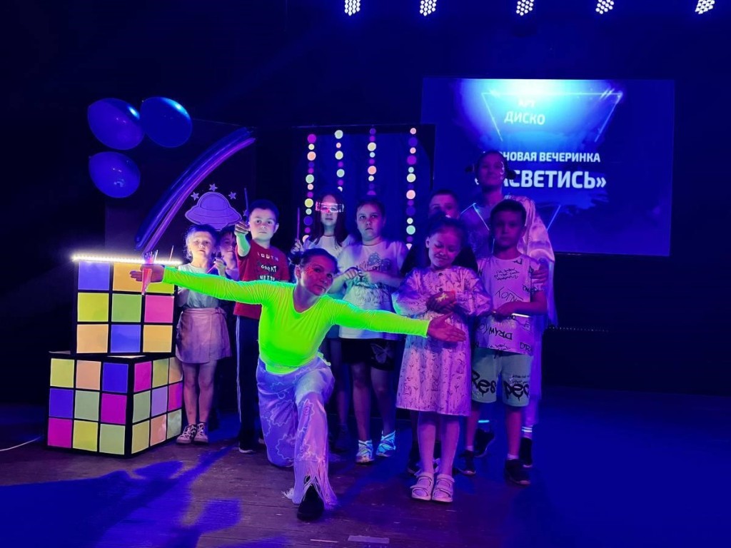 Космос в Можайске: для юных жителей округа организовали неоновый квест