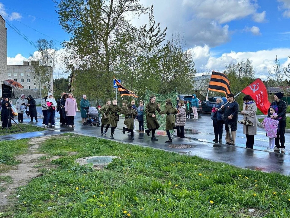 Парад Победы провели во дворе ветерана-фронтовика Егора Орлова в поселке Лесной