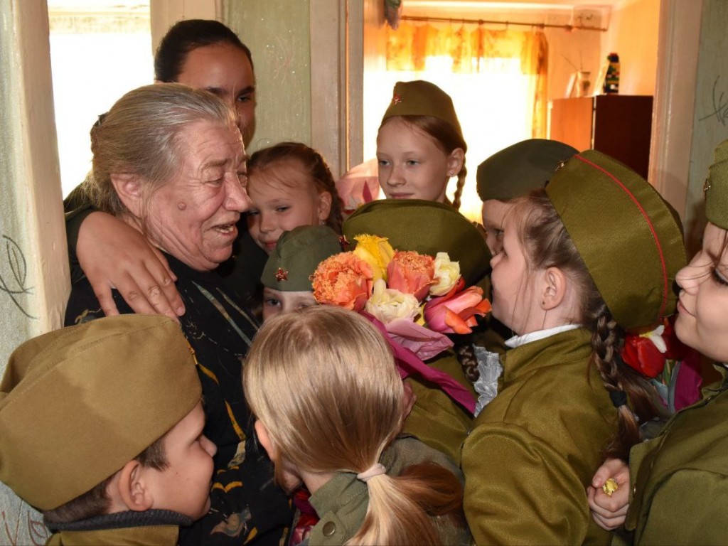 Детский «Патруль Победы» поздравил узников и участников Великой Отечественной войны с праздником Победы