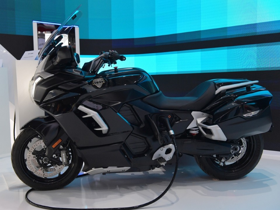 Электромотоциклы Aurus Merlon, которые поступят в продажу в 2025 году, можно заказать уже сейчас