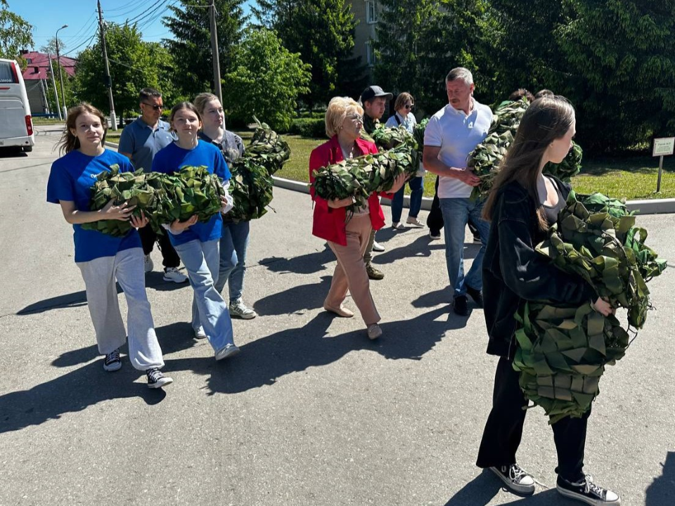 Школьники Чехова передали самодельные маскировочные сети тульским десантникам