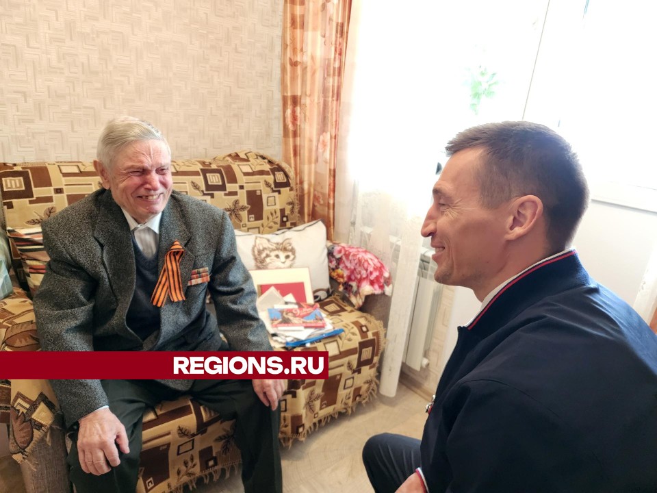 Олимпийский чемпион Александр Легков в День Победы пришел в гости к ветерану из Красноармейска