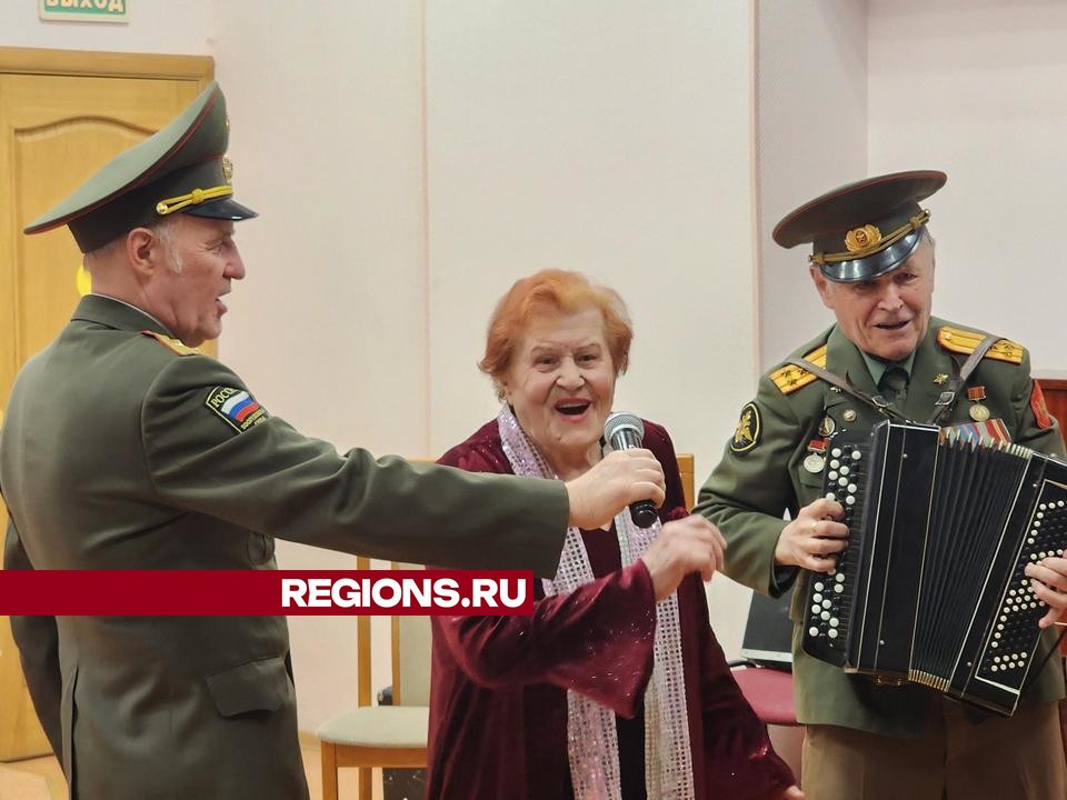 Бравые военные песни под баян: в мытищинской библиотеке пенсионеры пели и плясали