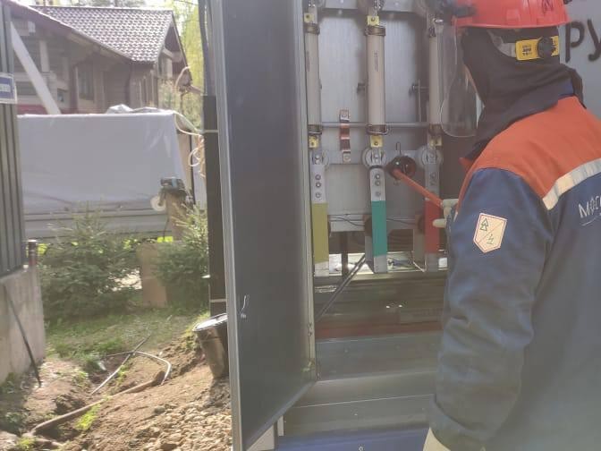 Жителей частных домов микрорайона Заветы Ильича обеспечили качественным электричеством