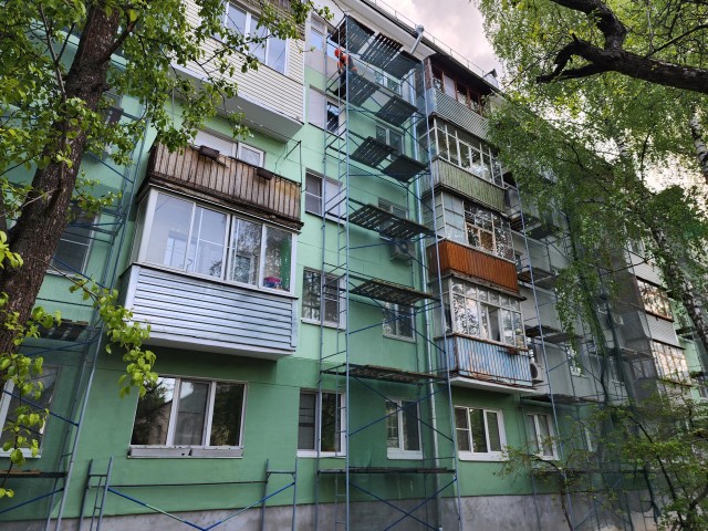Обшивку балконов в единый стиль произведут в доме №14 на улице Ракова