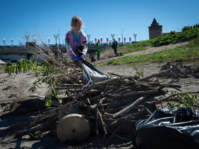 Активисты расчистили берег и русло Коломенки