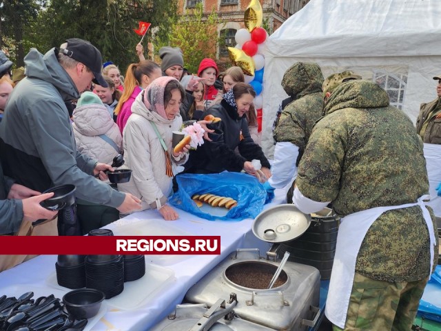 Жителей Свердловского накормили кашей из полевой кухни
