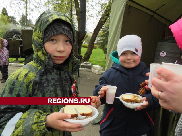 Выступление Вячеслава Ольховского согрело сердца красноармейцев на митинге в честь Дня Победы