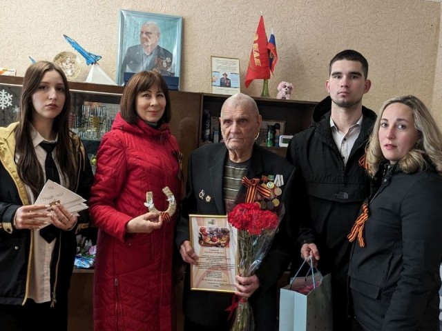 Луховицкие студенты поздравили участника ВОВ Александра Григорьевича Горбачева с Днем Победы