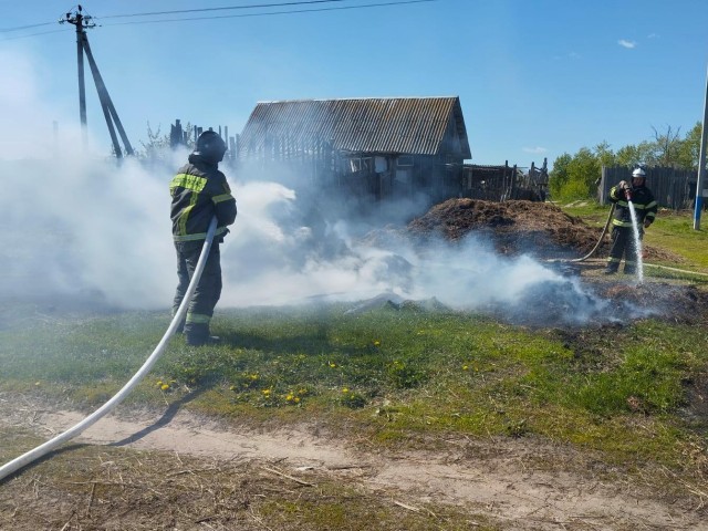 Пал сухой травы может привести к возгоранию домов и хозяйственных построек