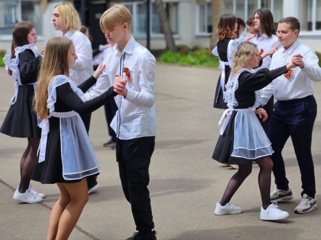 Вальс Победы станцевали более 200 школьников Солнечногорска под песню Иосифа Кобзона