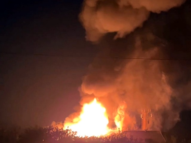 Крыша горящей фабрики обрушилась в Ногинске (видео)
