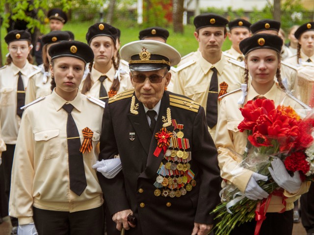 Добавив один год к возрасту: акция «Парад у дома ветерана» прошла во дворе героя Великой Отечественной войны