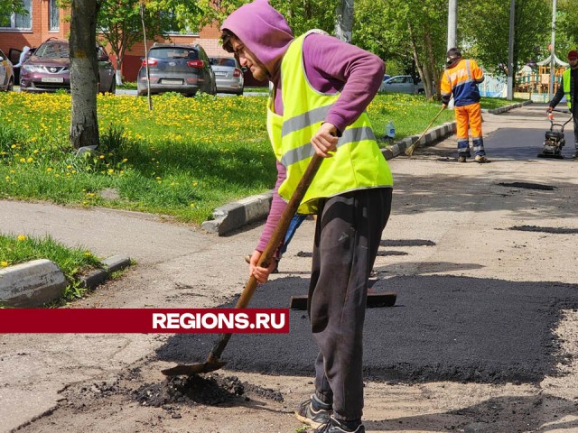 На Октябрьском проспекте в Подольске уложили порядка 10 тонн горячего асфальта