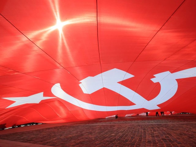 Под трек SHAMANа в Подольске развернули огромное Знамя Победы