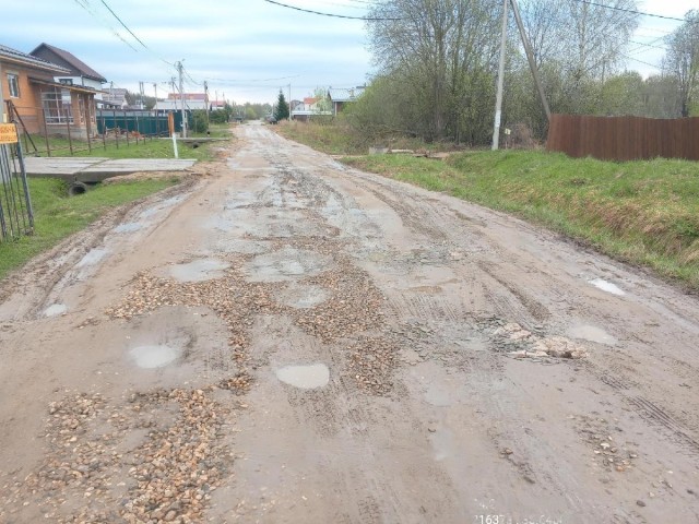 Ямы на дороге по улице Дубравной в поселке Кировский засыпали щебнем и песком
