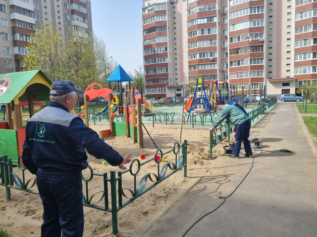 Пока взрослые работают: на улице Кирова дети наблюдали за благоустройством детской площадки