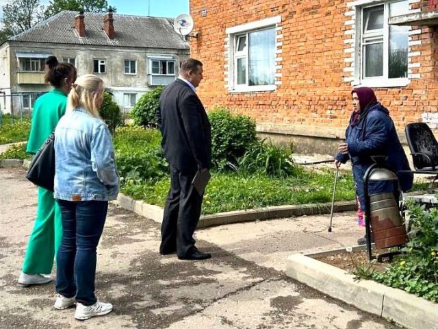 На улице Тихой в Волоколамске установили лавочку и скосили траву по просьбе жителей