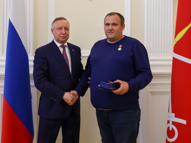 Отец и сын из Подольска получили награду за спасение пассажира утонувшего в Санкт-Петербурге автобуса