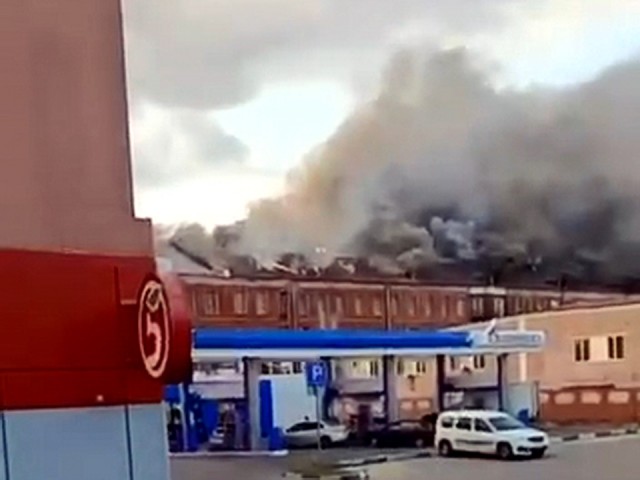 Швейная фабрика горит в центре Ногинска, город заволокло дымом (видео)
