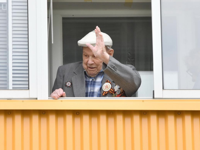 Военнослужащие РВСН устроили концерт под окнами 99-летнего ветерана во Власихе