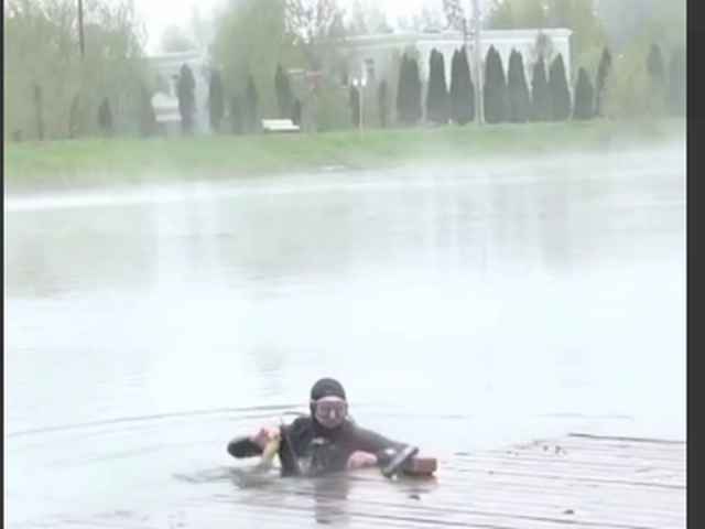 Битое стекло и ржавую арматуру подняли водолазы со дна озера в Краснознаменске
