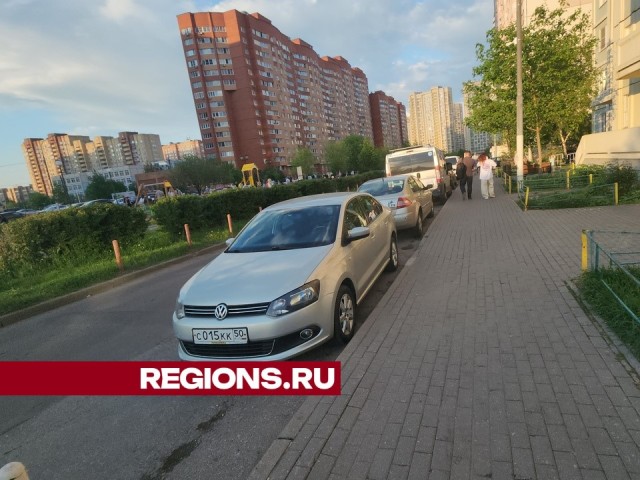 Администрация города объяснила причину установки нового дорожного знака во дворе на Лихачевском проспекте