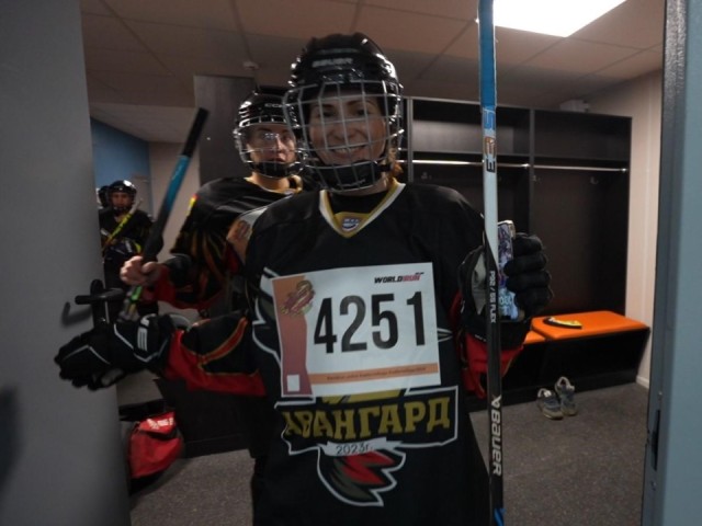 Хоккеистки из домодедовского «Авангарда» совершили забег на льду в честь Дня Победы