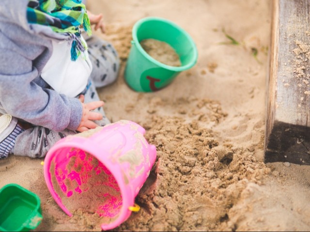 Песочницу на детской площадке в Лобне обновили под контролем инспекторов ГУСТ МО