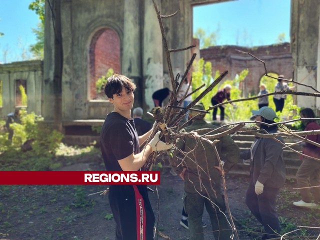 На субботнике в поселке Свердловский привели в порядок территорию заброшенной усадьбы Городищи