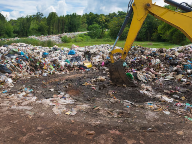 Борьба с мусором: с начала года с контейнерных площадок Истры вывезли 2,3 тысячи кубометров отходов
