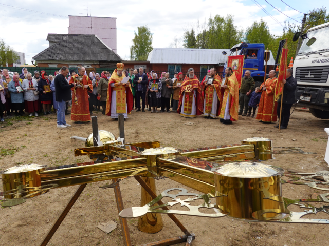 На купол Борисоглебского храма в Рузе установили крест
