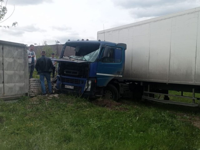Пьяный водитель большегруза сбил забор в Черноголовке