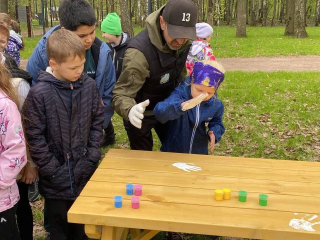 Во фрязинском лесопарке жители сделали «Скамейку дружбы», которую дети раскрасили своими ладошками