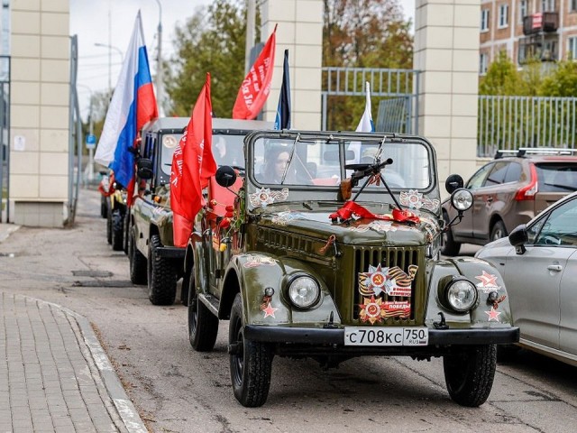 На квадроциклах и ретроавтомобилях: в Мытищах активисты провели автопробег ко Дню Победы