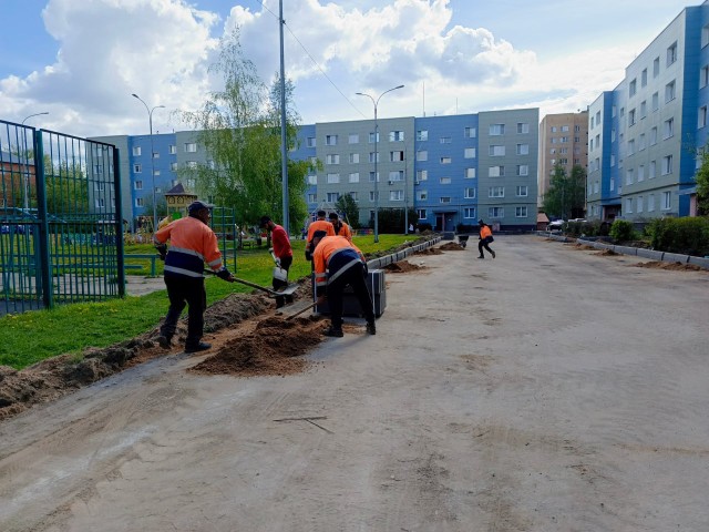 Парковки,пешеходные дорожки и парковые зоны начали благоустраивать в Волоколамске