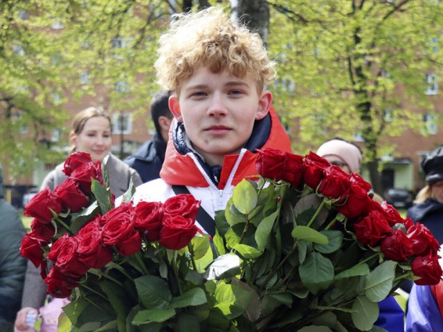 В День Победы ступинцы несут цветы к Вечному огню в память о своих героях