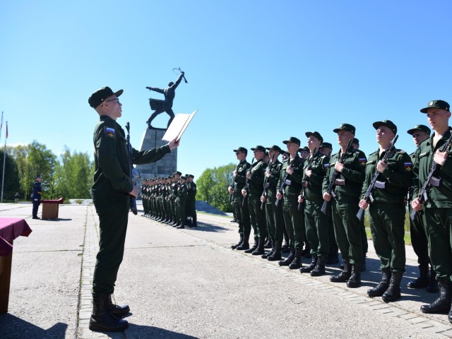 На Перемиловской высоте 50 военнослужащих-срочников приняли присягу