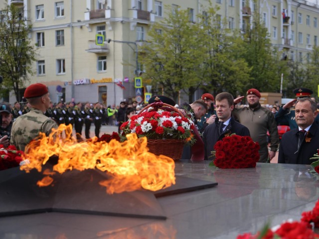 Спикер Мособлдумы и глава округа возложили цветы к Вечному огню