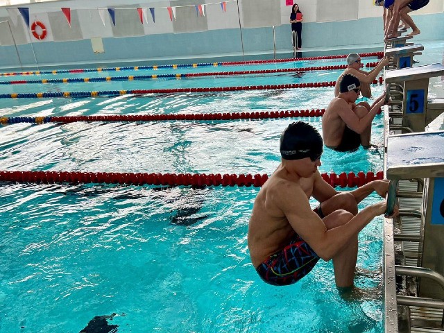 Более ста юных краснознаменцев совершили заплыв в честь Дня Победы