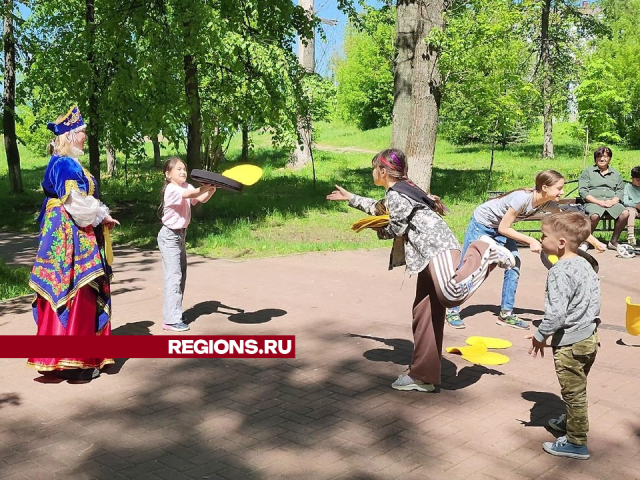На фестивале в Дзержинском детей познакомили со старинными русскими забавами