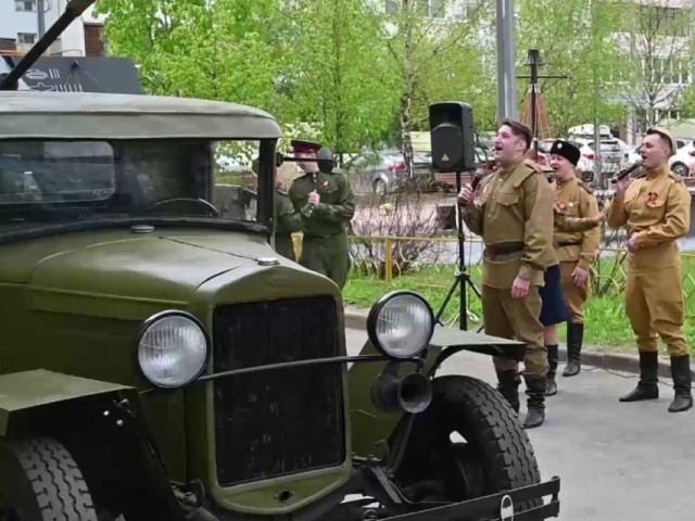 К 99-летнему ветерану войны из Власихи приехала полуторка с концертной программой