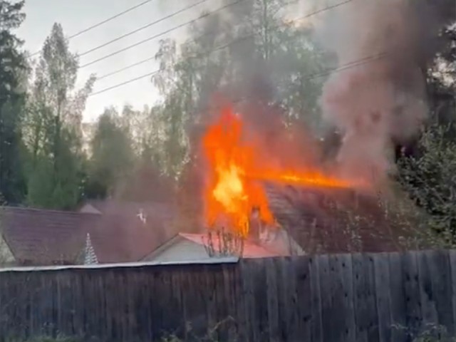 В одинцовском СНТ мощно полыхает дом