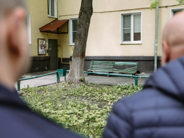 Во дворах улиц Чехова и Ильича вывезут листву и отремонтируют скамейки