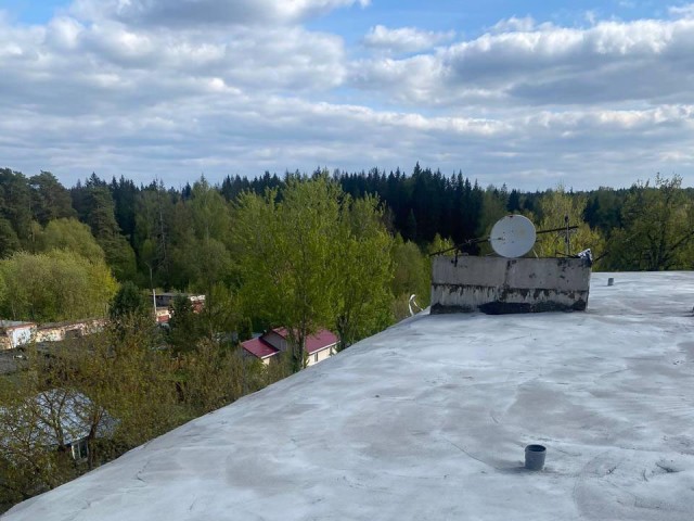 В деревне Льялово и поселке дома отдыха «Владимира Ильича» ведут капитальный ремонт крыш многоквартирных домов