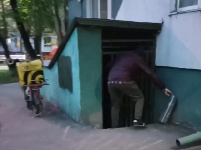 Коммунальщики закрыли подвал в доме на улице Маяковского, в котором курьеры заряжали электровелосипеды